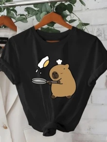 A Drawing Of A Cute Capybara Wearing A Chef's Hat Preparing An Egg In A Pan, Showing A Fun And Tender Scene Full Of Joy That Conveys Everyday Humor And Modern Charm. Comfortable Casual Women's T-Shirt For Daily Wear - 黑色 - 查看 6