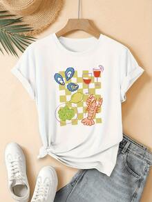 Wine Glasses Alongside Seafood, Grapes, And Lemons On A Yellow Checkered Background Evoke A Fresh And Joyful Summer Dinner By The Sea. A Modern, Comfortable, Casual Women's T-Shirt For Everyday Wear. - 白色 - 查看 6