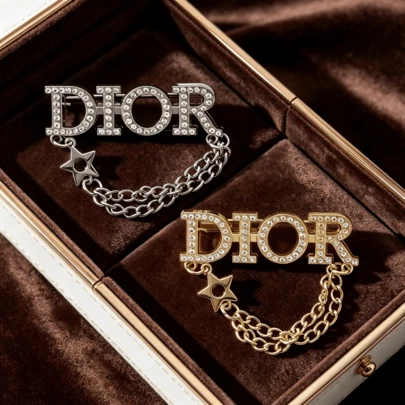 This Fashionable And Unique D-Letter Crystal Brooch Is Inlaid With Sparkling Rhinestones, Which Is Very Suitable For Matching Suits, Jackets, Scarves And Other Accessories. It Is Also An Ideal Choice For Parties, Fashion Accessories, Bag Decorations, Daily Wear Or As A Gift For Family And Friends.