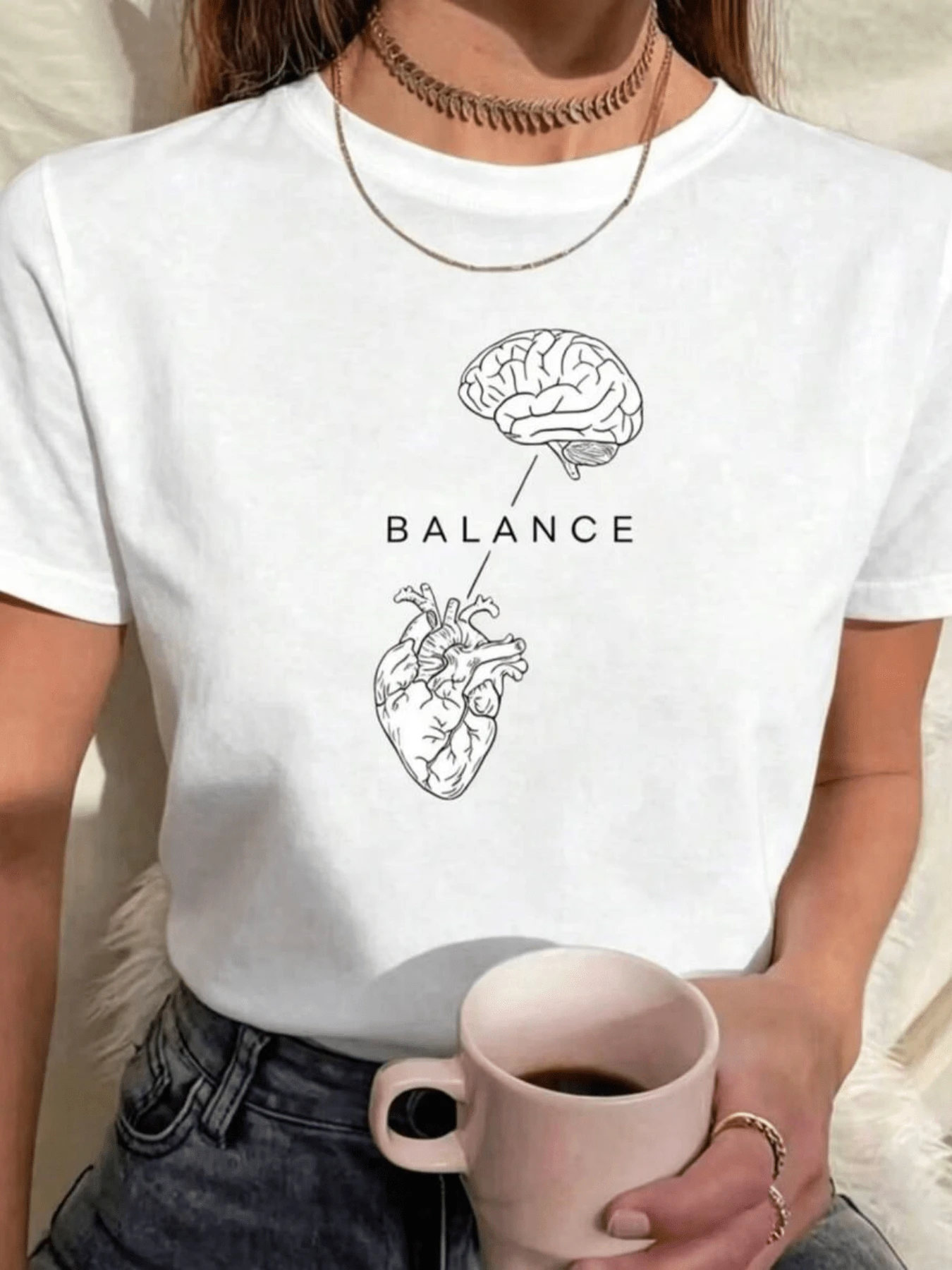 Equilibrio entre mente y corazón representado con un cerebro y un corazón conectados simbolizando armonía interior y reflexión profunda camiseta de mujer casual moderna cómoda para diario - Blanco - Ver 1