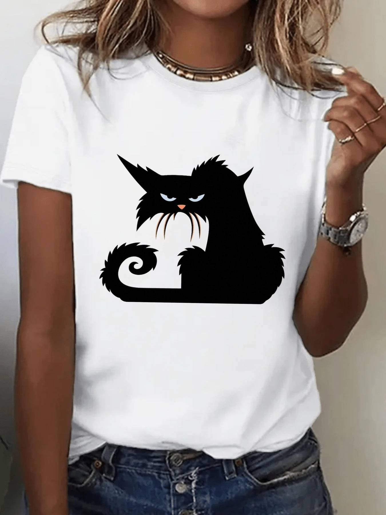 Dark Cat With A Defiant Gaze That Conveys Mystery, Strength, And A Touch Of Humor, Reflecting Independence And Unique Character. Perfect For Confident Women, This Modern Casual Women's T-Shirt Is Ideal For Everyday Wear. - 白色 - 查看 1