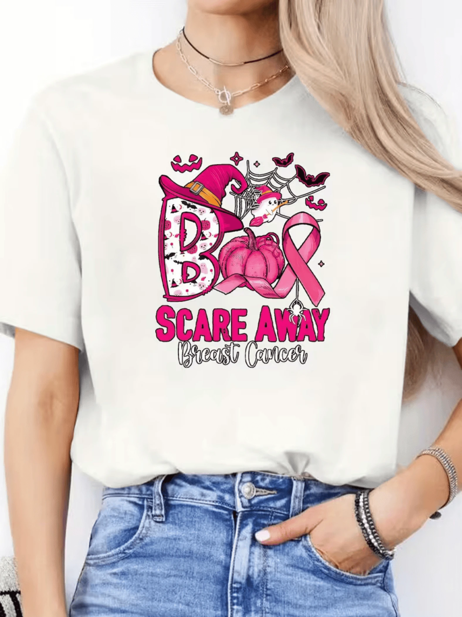 Symbols Of Hope And Courage With A Witch Hat, Pink Pumpkin, Ghosts, And Breast Cancer Support Ribbon In A Festive Tone; A Modern, Comfortable, And Inspirational Women's T-Shirt. - 白色 - 查看 1