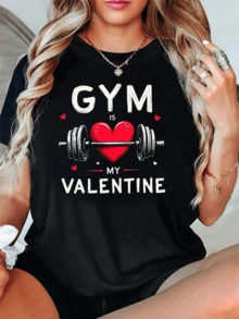 Corazón rojo rodeado de pequeñas figuras que transmite amor por el ejercicio y celebra la fuerza interior con una pesa que une pasión y energía camiseta de mujer casual para entrenar y lucir actitud positiva - Negro - Ver 6