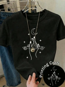Hands Reaching Towards The Moon, Holding Planets And Stars, Symbolize The Union Between Humanity And The Cosmos, Conveying Calm And Spiritual Energy. A Modern, Casual Women's T-Shirt For Everyday Wear. - 黑色 - 查看 8
