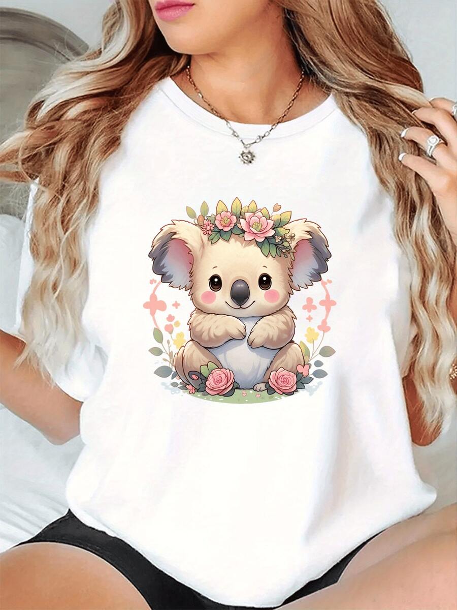 Koala rodeado de flores coloridas simboliza ternura armonía y amor a la naturaleza evocando calma y dulzura con detalles rosados y verdes que transmiten serenidad camiseta de mujer casual cómoda y moderna - Blanco - Ver 1