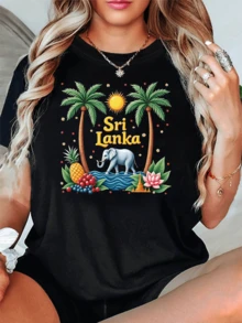 Sol radiante sobre palmeras tropicales junto a un majestuoso elefante rodeado de frutas exóticas flores de loto y símbolos de calma y naturaleza que evocan la belleza de Sri Lanka camiseta de mujer casual moderna cómoda y atractiva - Negro - Ver 1