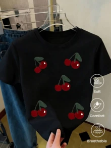Small Red Berries Symbolize The Sweet Joy Of Summer And Evoke Memories Of Sunny Gardens With Green Leaves Representing Freshness And Vitality. A Comfortable, Breathable, Casual Women's T-Shirt For Everyday Wear. - 黑色 - 查看 1