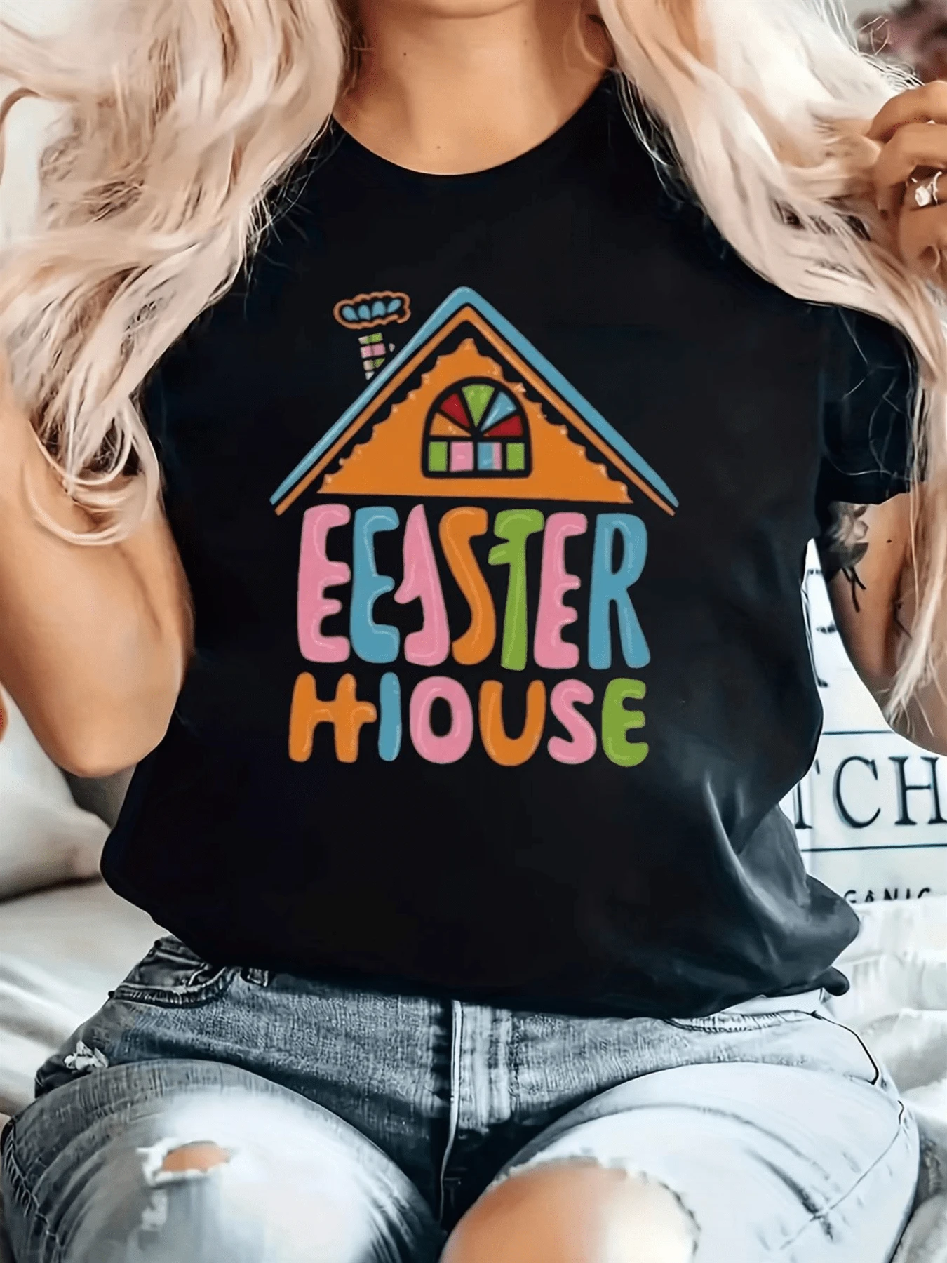 Colorful House With Cheerful Lettering That Evokes The Easter Celebration And Conveys Positive Energy For Days Full Of Light And Happiness. Comfortable Casual Women's T-Shirt For Everyday Wear And Festive Gatherings. - 黑色 - 查看 1