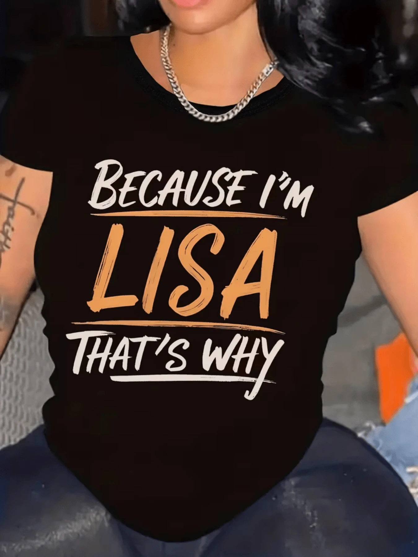 Frase inspiradora que celebra la confianza y la identidad propia con letras grandes en tonos cálidos transmitiendo empoderamiento energía positiva y actitud divertida camiseta de mujer casual moderna para uso diario - Negro - Ver 1