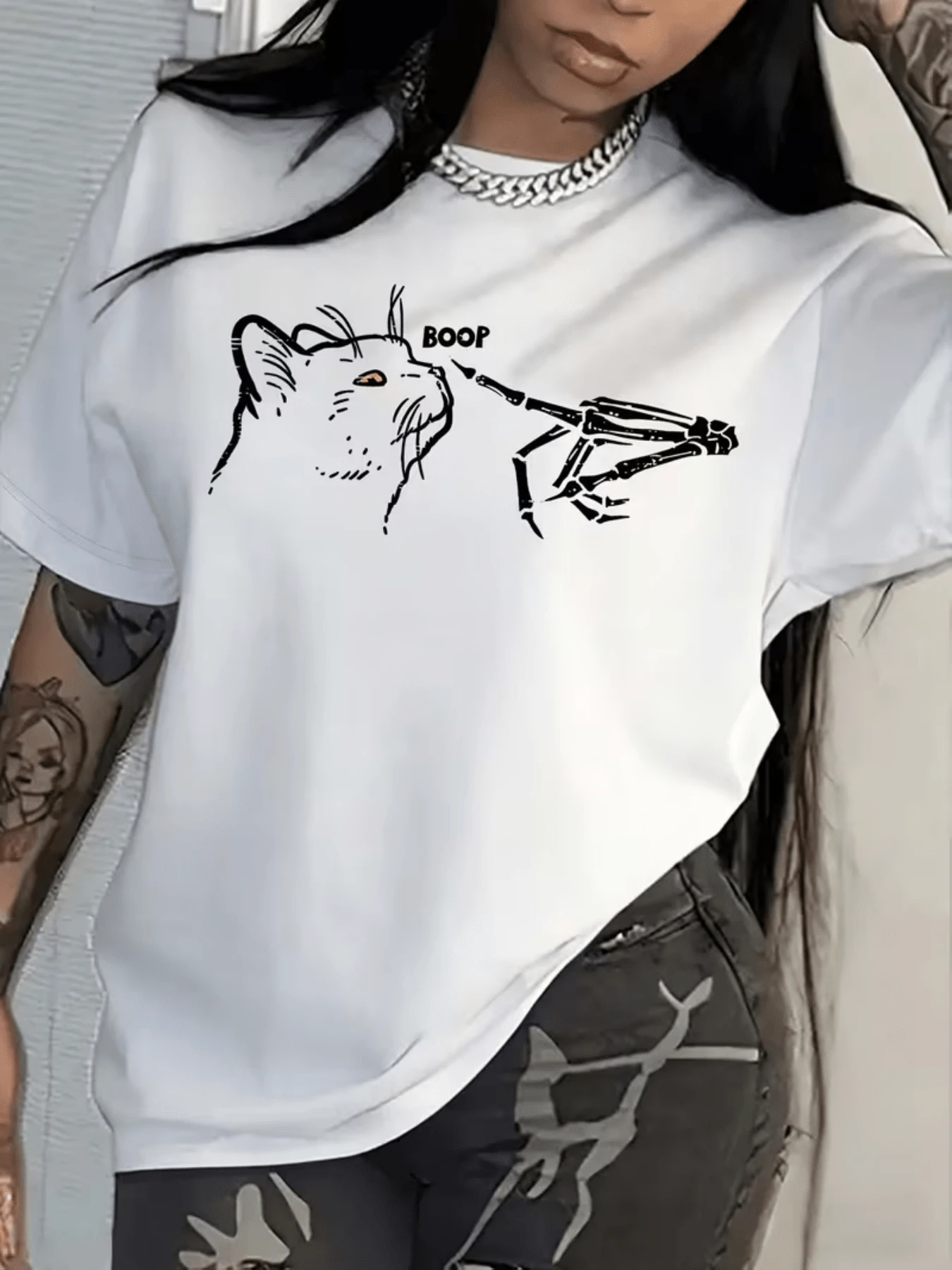 A Curious Cat Staring At A Skeletal Hand Gently Touching Its Nose Evokes A Connection Between The Living And The Inanimate, With A Playful And Artistic Air. Modern, Comfortable, Casual White Women's T-Shirt - 白色 - 查看 1