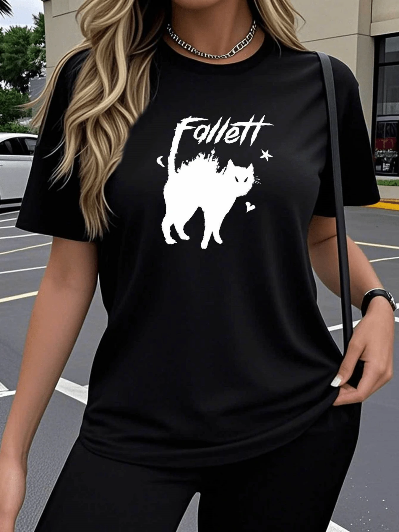 White Cat With Upright Posture Symbolizing Energy, Independence, Mystery And Inner Strength Surrounded By Small Stars And Hearts That Evoke Modern Charm And Confidence. Elegant Casual Women's T-Shirt For Everyday Wear - 黑色 - 查看 1