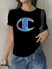 Earth Symbol Representing Unity And Global Connection With Shades Of Blue And Green Evoking Nature And Harmony. Modern, Casual, Comfortable Women's T-Shirt For Everyday Wear. - 黑色 - 查看 1