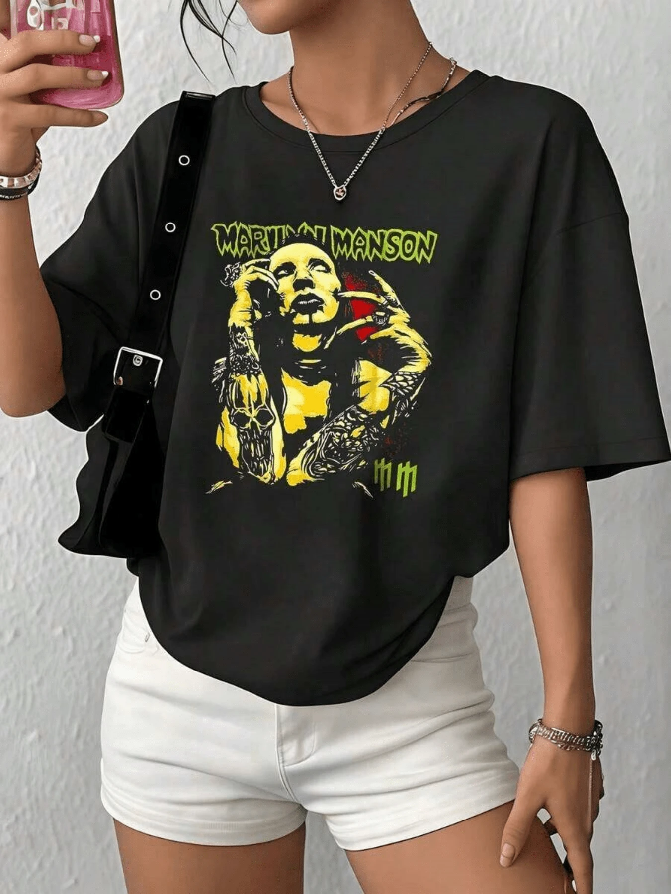 Vibrant Artistic Figure Showcasing A Fusion Of Shadows And Light With A Motif Of Inner Energy And Urban Rebellion, Highlighting Yellow And Red Strokes In Contrast. Modern, Comfortable Casual Women's T-Shirt For Everyday Wear - 黑色 - 查看 1