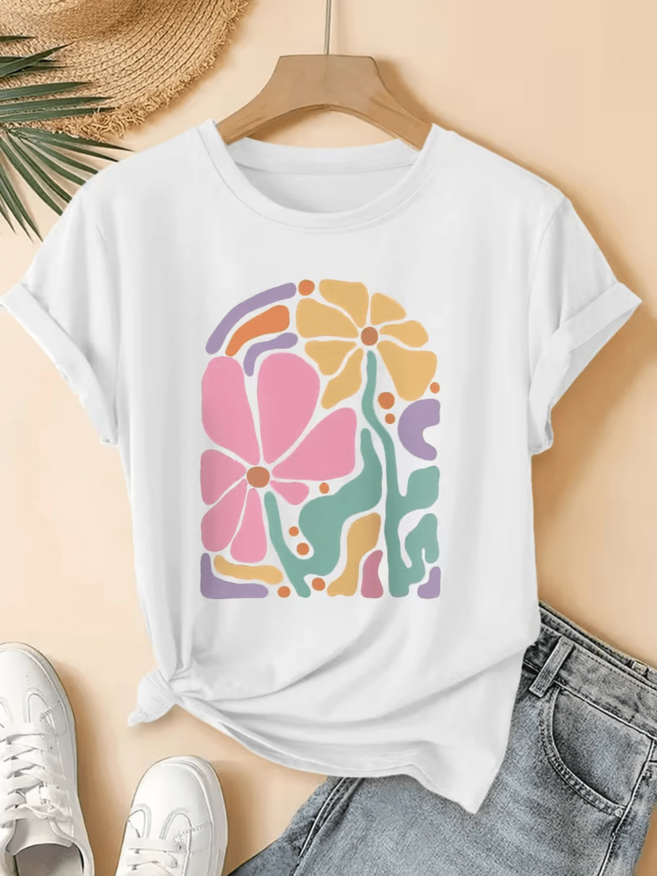 Large Flowers In Shades Of Pink, Yellow, And Green Evoke Joy And A Connection With Nature, Inspiring Positive Energy And A Free Spirit. A Comfortable And Stylish Casual Women's T-Shirt For Everyday Wear. - 白色 - 查看 1