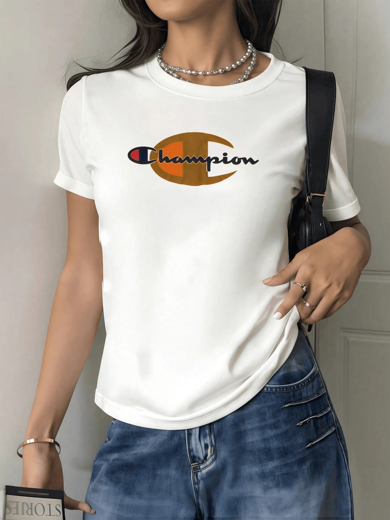 Large Symbol In The Shape Of The Letter C In Warm Tones Representing Energy, Inner Strength And A Positive Attitude With A Central Word Evoking Confidence And Self-Improvement. Women's Casual Modern Elegant T-Shirt For Everyday Wear. - 白色 - 查看 1