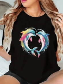 Two Dolphins Meet, Forming A Heart With Their Bodies, Symbolizing The Union, Freedom, And Peace Of The Ocean. Vibrant Shades Of Blue, Pink, And Yellow. Comfortable Casual Women's T-Shirt For Summer. - 黑色 - 查看 6