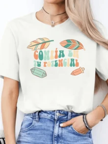 Colorful Feathers And Sparkling Crystals Convey Positive Energy And Messages Of Inner Confidence. Casual Women's T-Shirt With A Cheerful And Modern Motivational Phrase For Everyday Wear. - 白色 - 查看 1