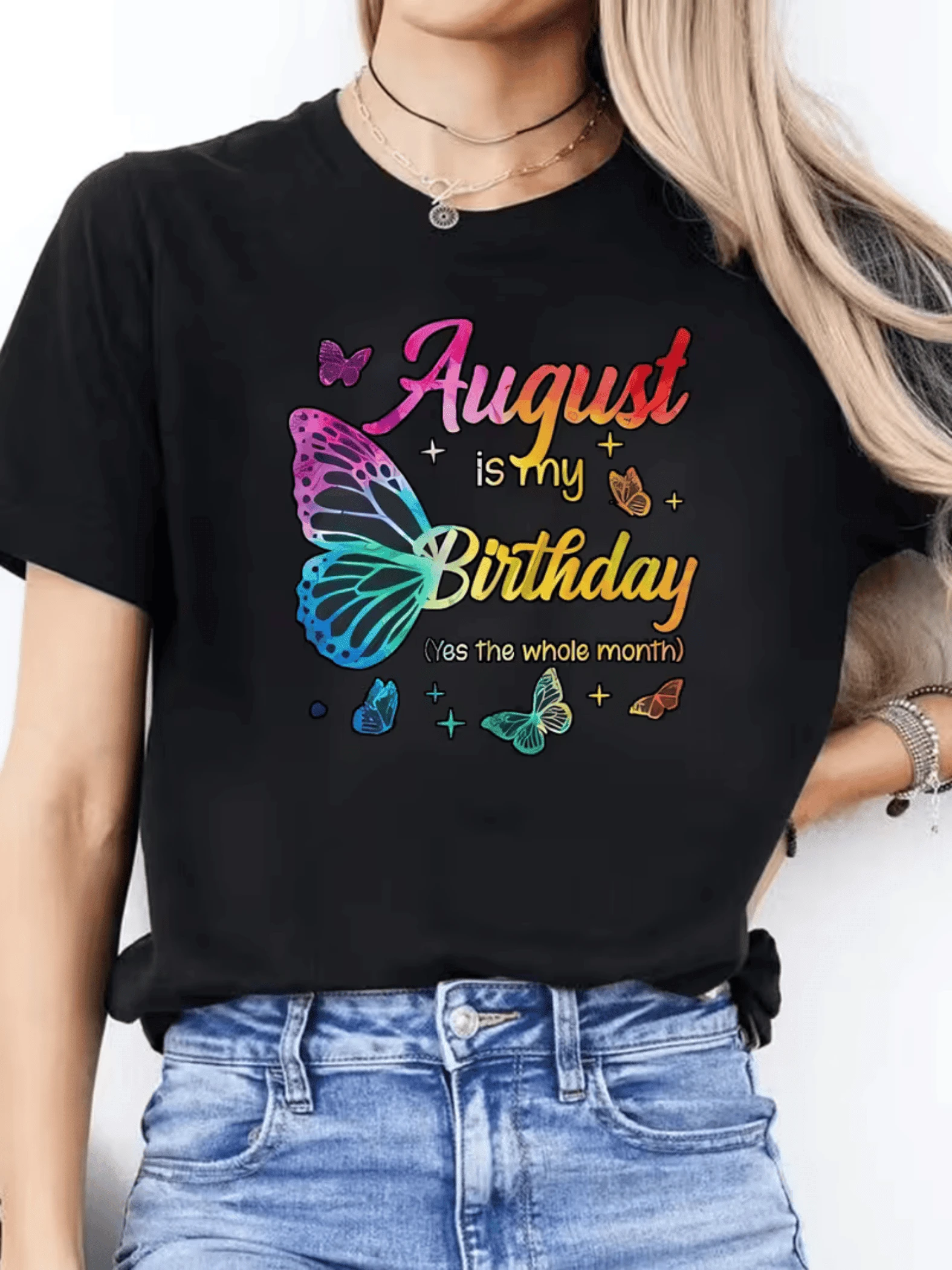Mariposa colorida que simboliza transformación alegría y libertad junto con texto que celebra el mes de cumpleaños lleno de energía positiva y encanto camiseta de mujer casual moderna cómoda - Negro - Ver 1