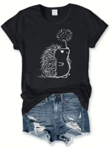 Erizo con mirada tierna sosteniendo una rama con un suave penacho simbolizando la fuerza amable y la curiosidad de la naturaleza camiseta de mujer casual cómoda para uso diario - Negro - Ver 8