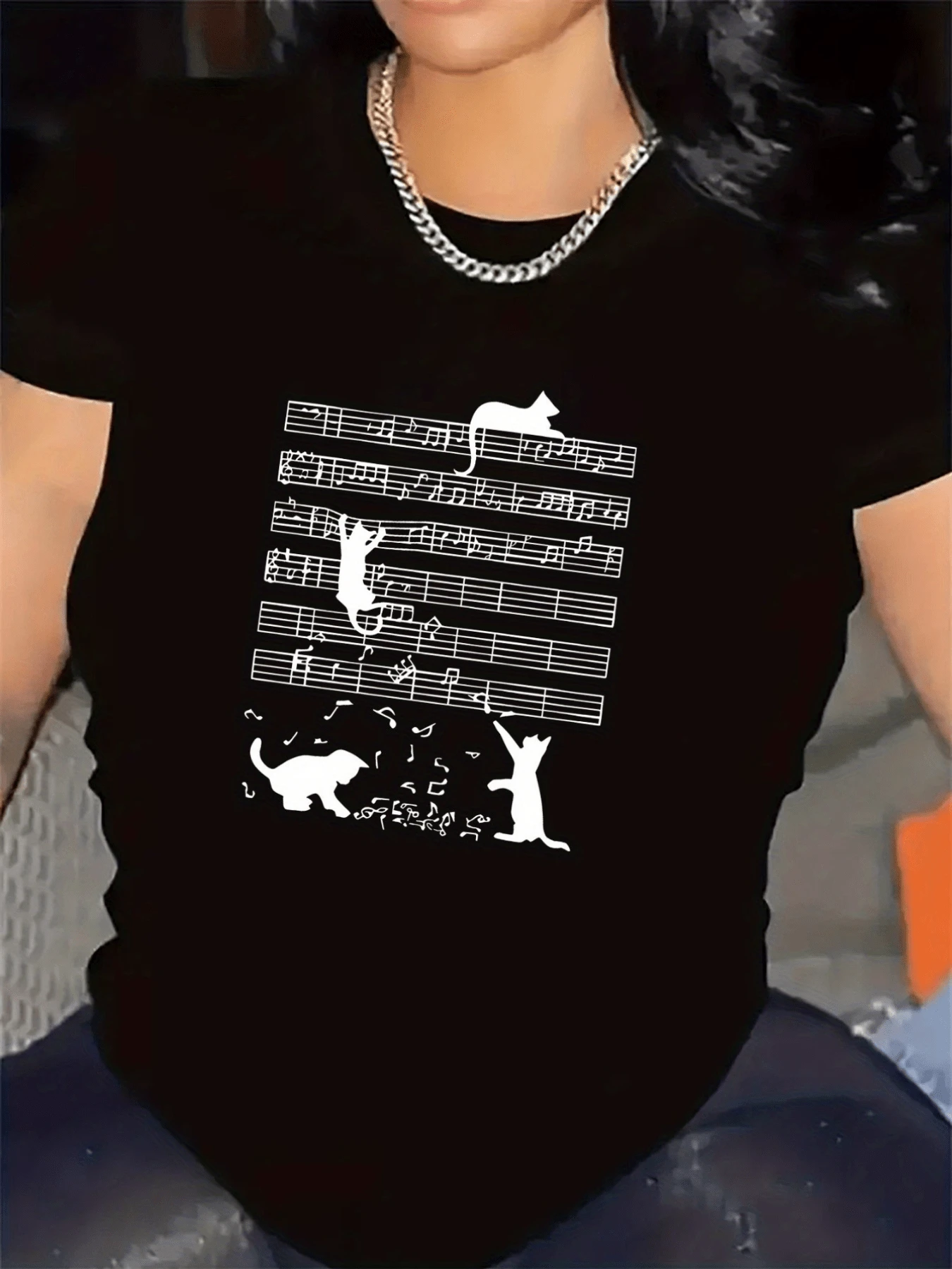Gatos juguetones sobre pentagramas que simbolizan la armonía entre la música y la libertad felina transmitiendo alegría y creatividad camiseta de mujer casual cómoda para uso diario - Negro - Ver 1
