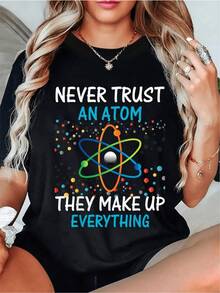 Figura colorida que representa un átomo rodeado de puntos luminosos simbolizando la energía y la curiosidad científica junto a una frase divertida que fusiona humor y conocimiento camiseta de mujer moderna casual cómoda para uso diario - Negro - Ver 8