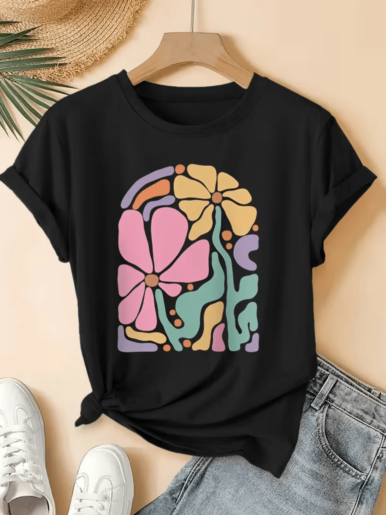 Large Flowers In Shades Of Pink, Yellow, And Green Evoke Joy And A Connection With Nature, Inspiring Positive Energy And A Free Spirit. A Comfortable And Stylish Casual Women's T-Shirt For Everyday Wear. - 黑色 - 查看 1
