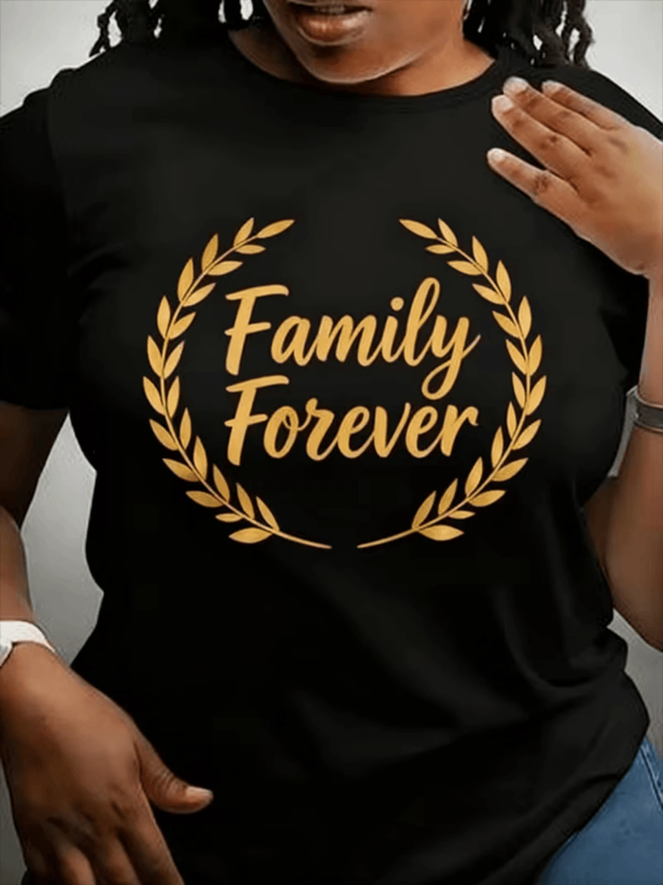 A Golden Wreath Of Leaves Symbolizes Unity, Love, And Eternal Family Strength, With The Words "Family Forever" Representing Commitment And Lasting Connection. This Comfortable, Modern, Casual Women's T-Shirt Is Ideal For Everyday Wear. - 黑色 - 查看 1