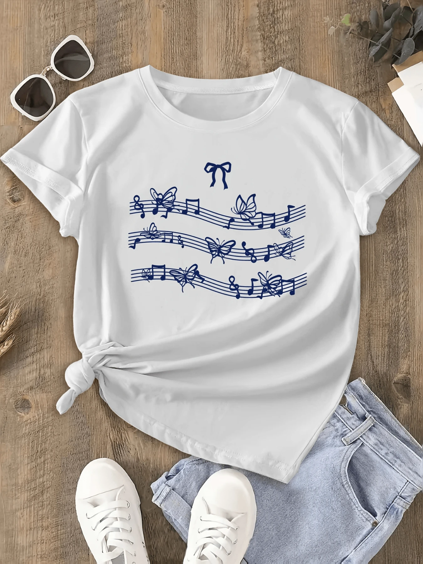 Musical Notes Flowing Among Butterflies And Flowers Symbolize The Harmony Between Nature And Music, With A Ribbon Evoking Delicacy And Freedom. A Modern, Comfortable, Casual Women's T-Shirt For Everyday Wear. - 白色 - 查看 1