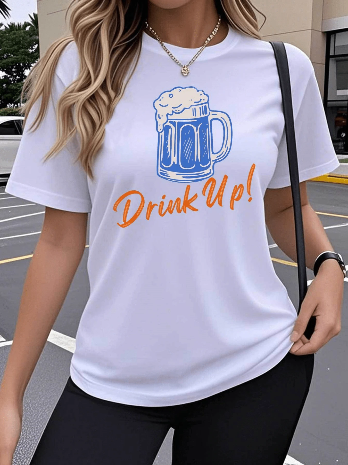 Taza de cerveza espumosa azul que simboliza alegría y celebración perfecta para momentos relajados con amigos camiseta de mujer cómoda y moderna para uso diario - Blanco - Ver 1
