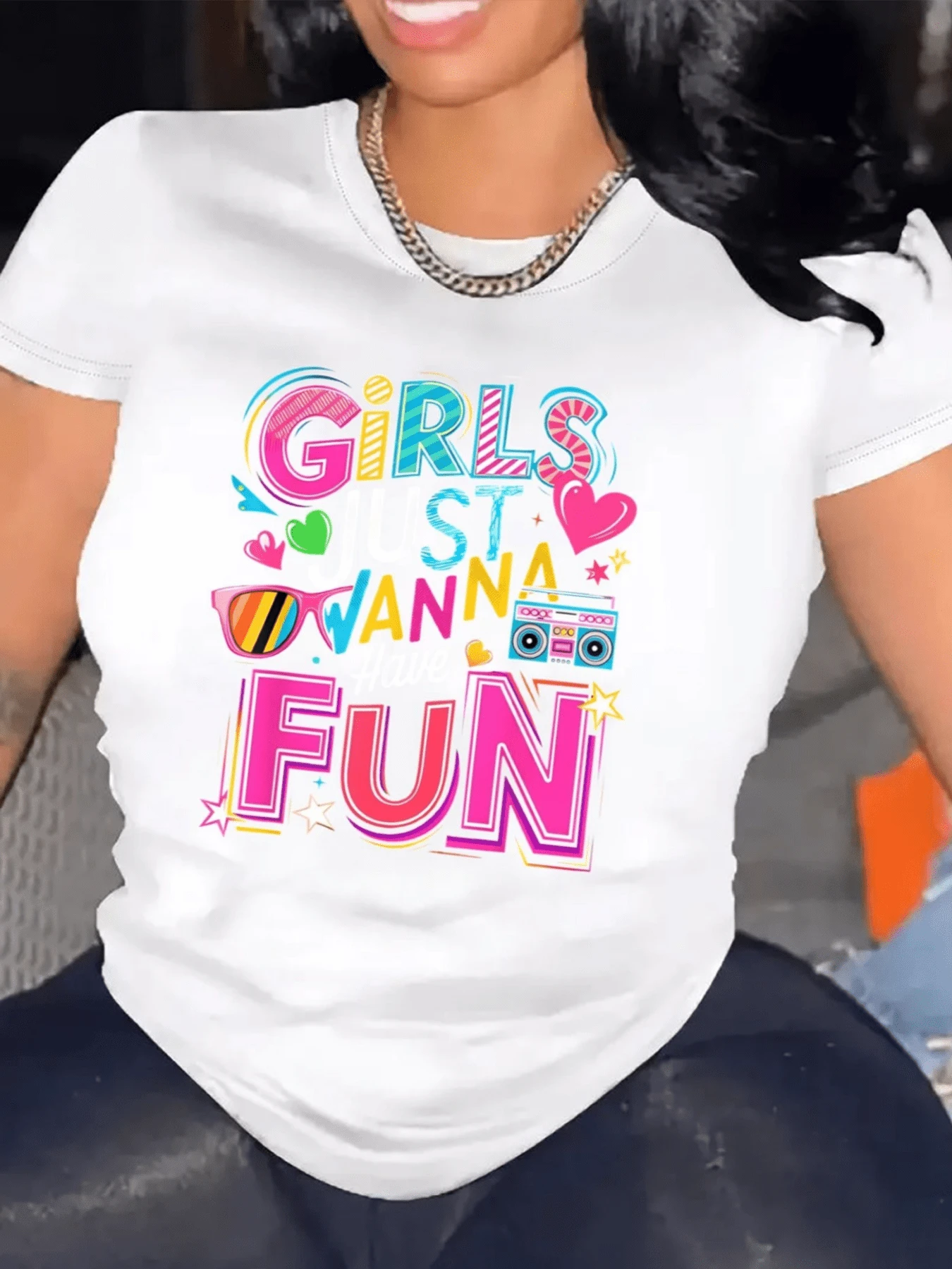 Colorful Phrase Expressing Feminine Joy And Free Spirit With Hearts, Glasses And Stars Conveying Positive Energy And Youthful Fun. Modern Casual Women's T-Shirt. - 白色 - 查看 1