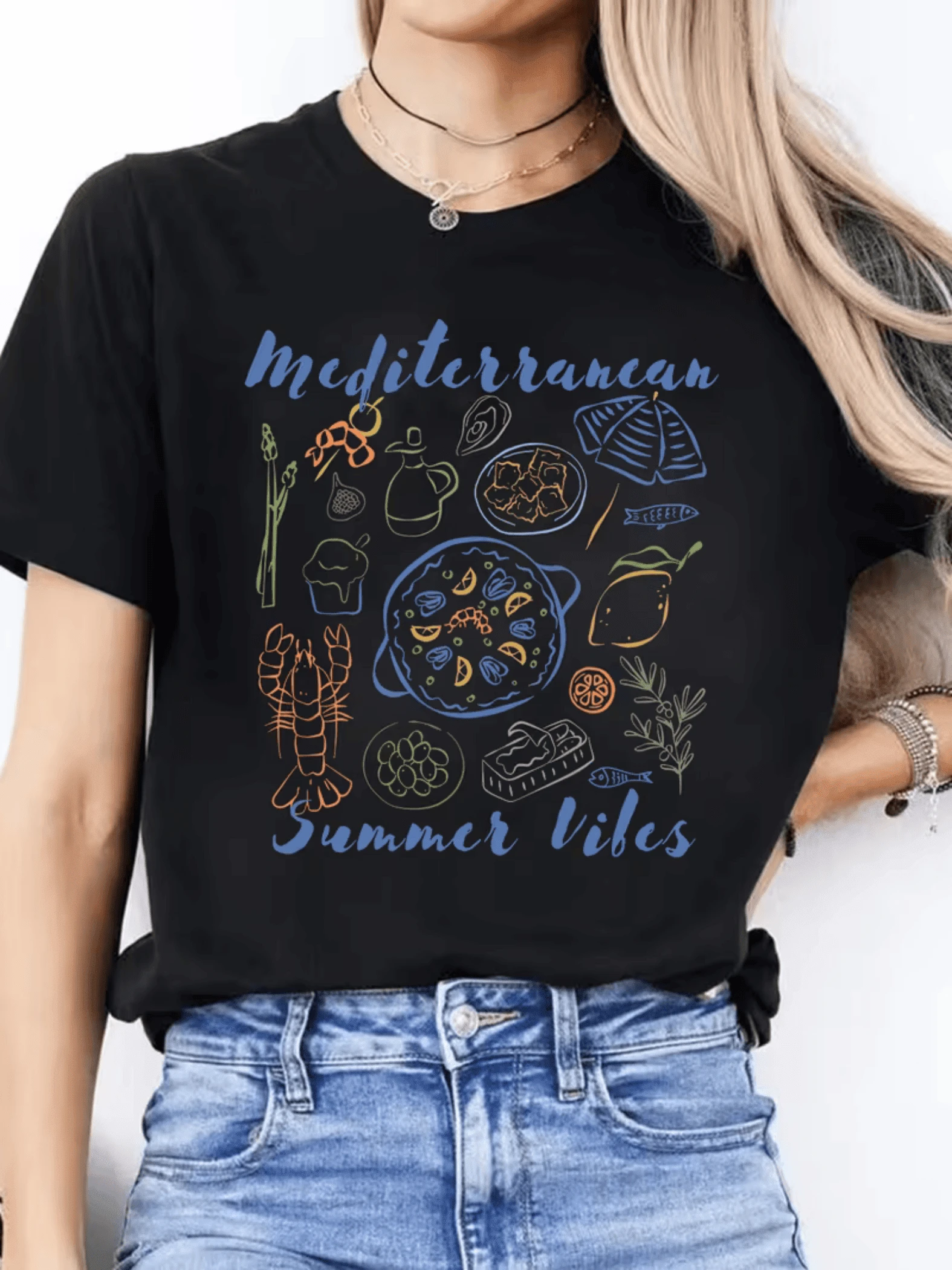 Drawings Inspired By Mediterranean Cuisine With Seafood, Fruits, Herbs And Summer Elements That Evoke The Freshness Of The Sea And The Charm Of Summer. Women's Casual, Modern, Comfortable T-Shirt For Sunny Days. - 黑色 - 查看 1