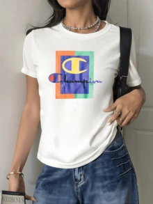 A Symbol Of Energy And Confidence With Geometric Shapes In Orange, Blue, And Green Tones That Reflect A Modern And Confident Attitude. A Stylish Casual Women's T-Shirt For Everyday Wear. - 白色 - 查看 1
