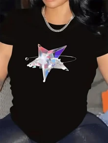 Una estrella tridimensional brillante que refleja luces en tonos púrpura azul y plateado simbolizando energía cósmica y equilibrio interior camiseta de mujer moderna y elegante para uso casual - Negro - Ver 1