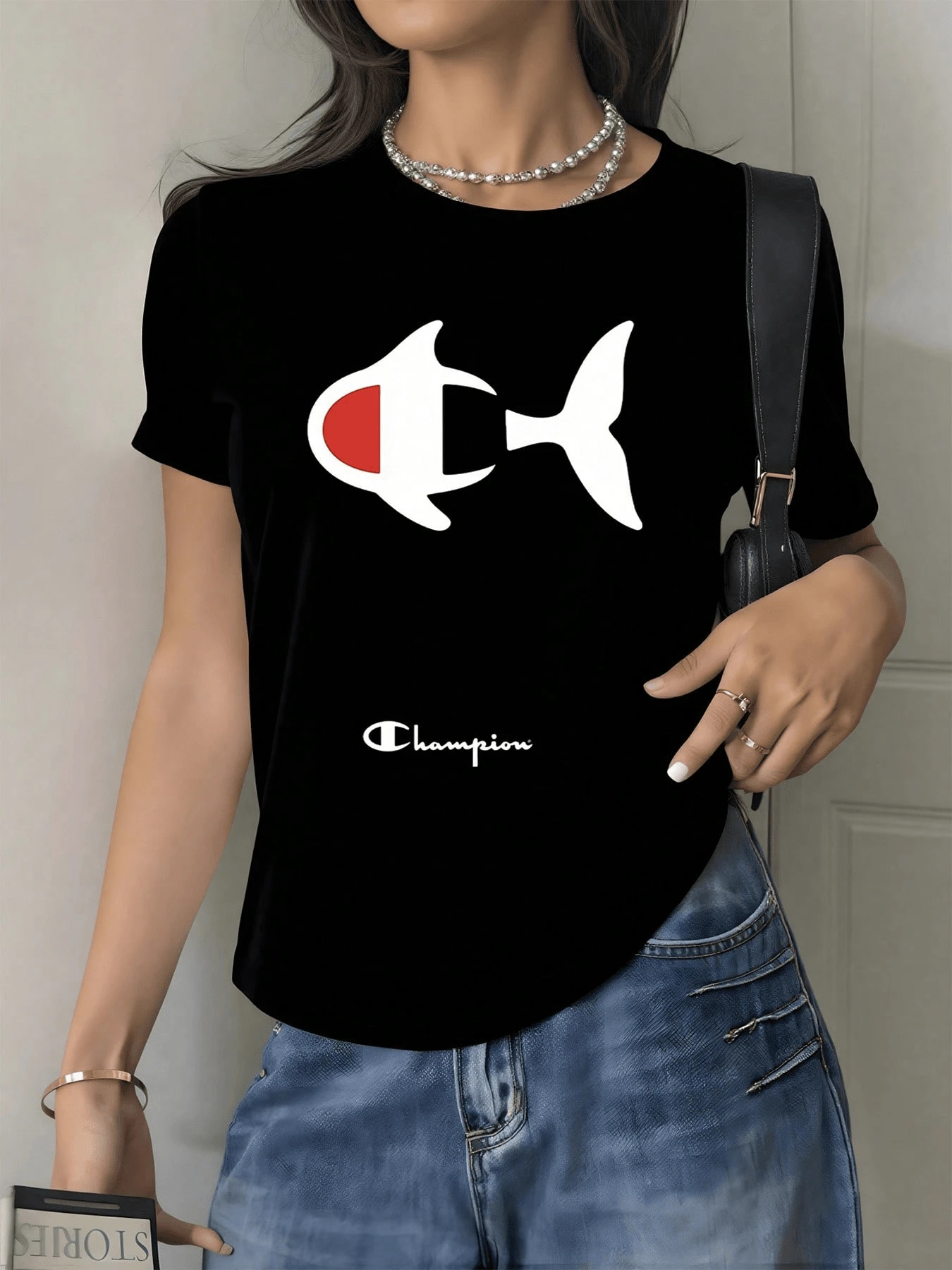 Minimalist White Fish Figure With Red Detail Symbolizing Freedom, Serenity And Connection With Nature In A Modern Artistic Style, Casual Elegant Women's T-Shirt For Everyday Wear - 黑色 - 查看 1