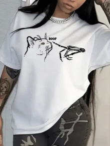 A Curious Cat Staring At A Skeletal Hand Gently Touching Its Nose Evokes A Connection Between The Living And The Inanimate, With A Playful And Artistic Air. Modern, Comfortable, Casual White Women's T-Shirt - 白色 - 查看 8