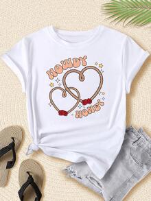 Two Hearts Formed By Intertwined Strings Adorned With Red Roses And Surrounded By Small Stars Evoke Tenderness And Positive Energy. This White Casual Women's T-Shirt With The Message "Howdy Honey" Is Ideal For A Cheerful Look. - 白色 - 查看 6