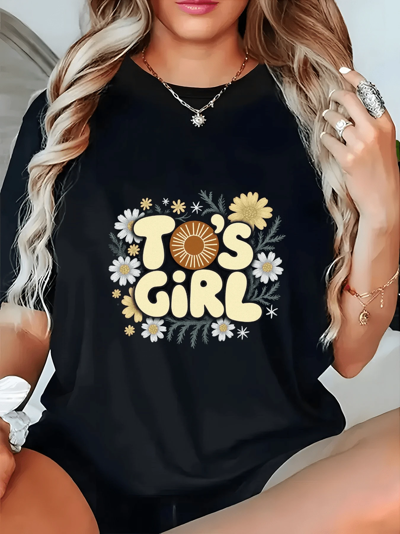 Cheerful Flowers Surrounding A Bright Sun Symbolize Energy, Optimism, And Joy, Creating A Positive Message For Free And Confident Women. A Modern, Comfortable, Casual Women's T-Shirt For Everyday Wear. - 黑色 - 查看 1