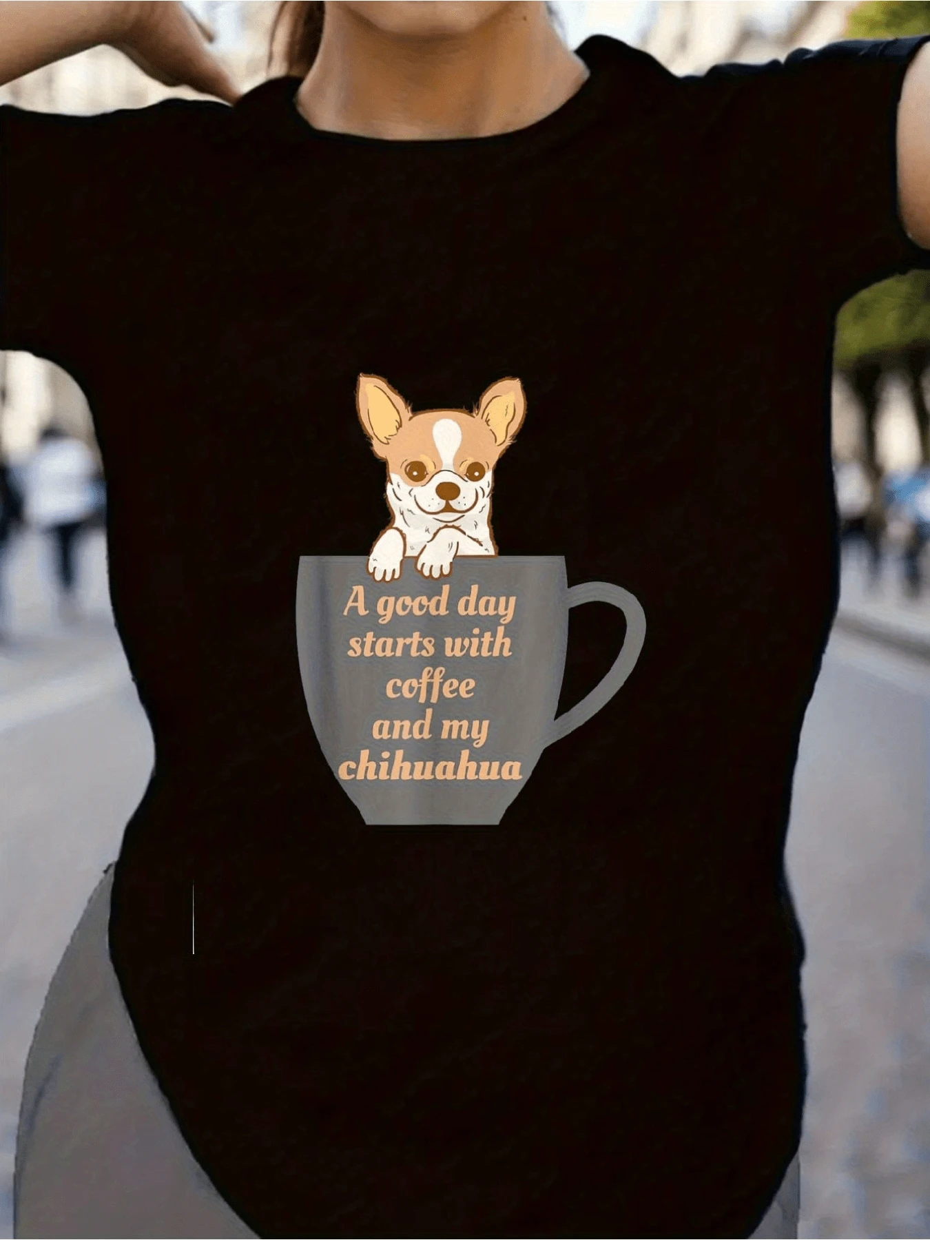 Taza de café con un encantador chihuahua que simboliza ternura energía y el inicio perfecto del día junto al compañero fiel camiseta de mujer cómoda y moderna para amantes del café y mascotas - Negro - Ver 1