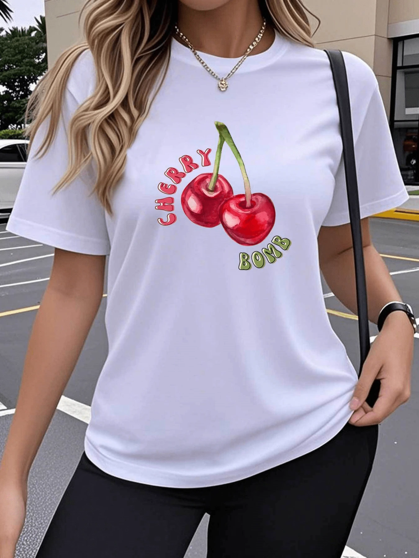 Dos cerezas rojas brillantes unidas por tallos verdes simbolizan energía vital dulzura y alegría juvenil evocando frescura veraniega y espíritu libre camiseta de mujer casual moderna para uso diario - Blanco - Ver 1