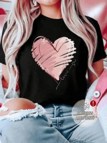 A Heart Drawn In Pink Tones Represents Tenderness And Sincere Love, With The Word "Love" Written In An Artistic Style, Ideal For Expressing Positive Feelings. A Comfortable, Casual Women's T-Shirt For Everyday Wear. - 黑色 - 查看 8