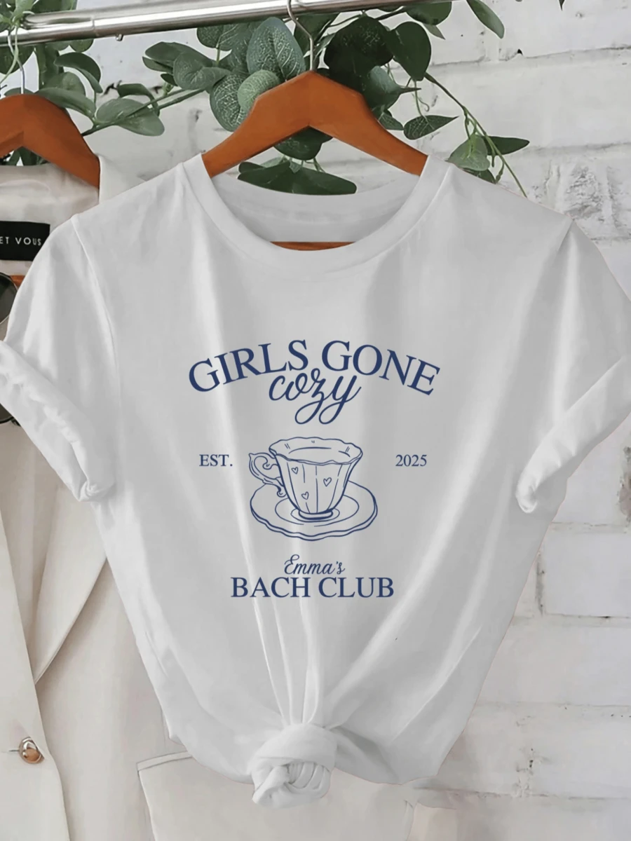 Taza con pequeñas figuras de corazones que representa la calidez de las amigas reunidas en momentos de relax transmitiendo felicidad y unión camiseta de mujer casual cómoda y elegante para uso diario - Blanco - Ver 1