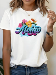 Palabras coloridas en estilo hawaiano rodeadas de flores tropicales que evocan el espíritu libre del verano y la calidez del sol camiseta de mujer casual moderna para playa y paseo diario - Blanco - Ver 1