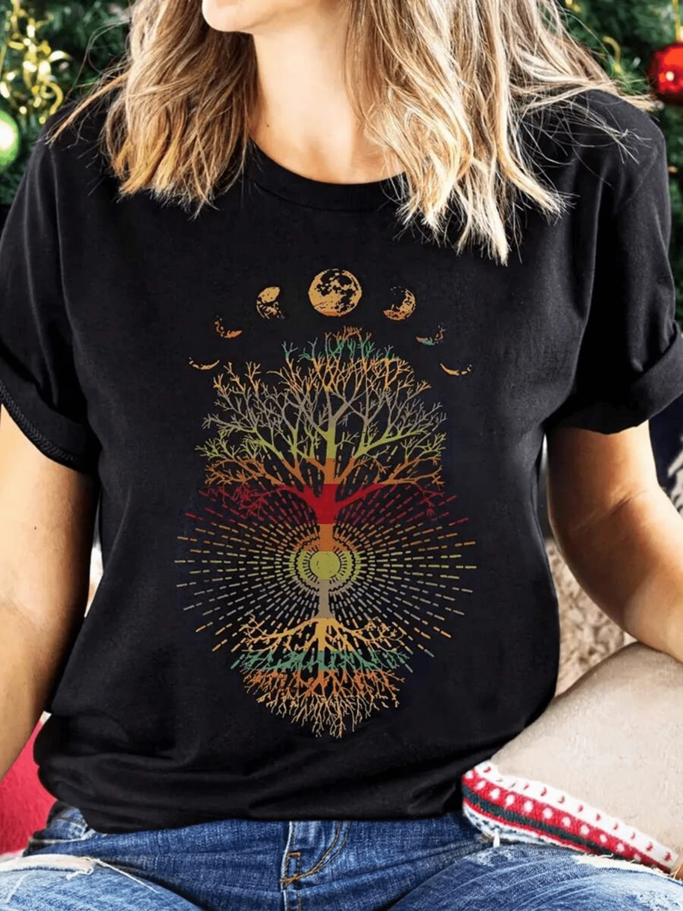 Árbol de la vida con raíces y ramas que simbolizan la conexión entre la naturaleza y el universo bajo las fases de la luna camiseta de mujer casual moderna cómoda para uso diario - Negro - Ver 1