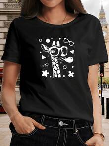 Modern Giraffe With Large Glasses Reflecting Fun, Confidence And A Cheerful Attitude, Accompanied By Geometric Figures And Bubbles That Evoke Positive Energy. Casual Women's T-Shirt For Everyday Wear. - 黑色 - 查看 1