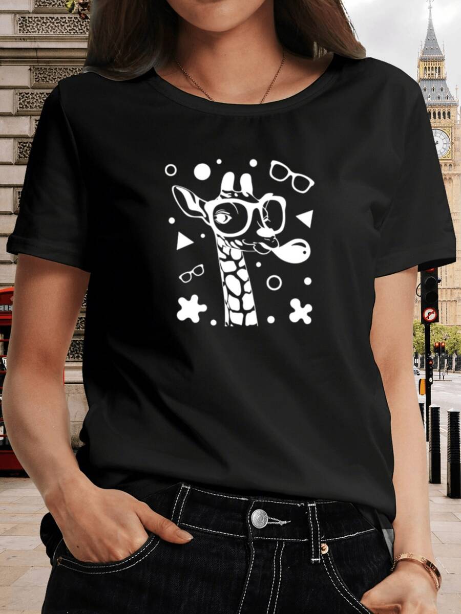 Modern Giraffe With Large Glasses Reflecting Fun, Confidence And A Cheerful Attitude, Accompanied By Geometric Figures And Bubbles That Evoke Positive Energy. Casual Women's T-Shirt For Everyday Wear. - 黑色 - 查看 1
