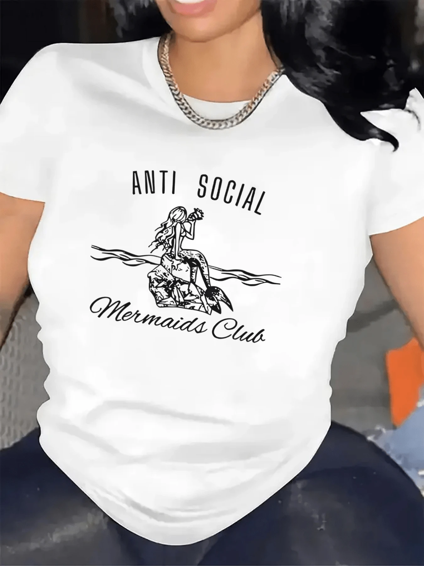 Sirena sentada sobre una roca mirando el horizonte y sosteniendo una concha marina símbolo de independencia y conexión con el océano que evoca fuerza interior y serenidad camiseta de mujer casual moderna cómoda para uso diario - Blanco - Ver 1