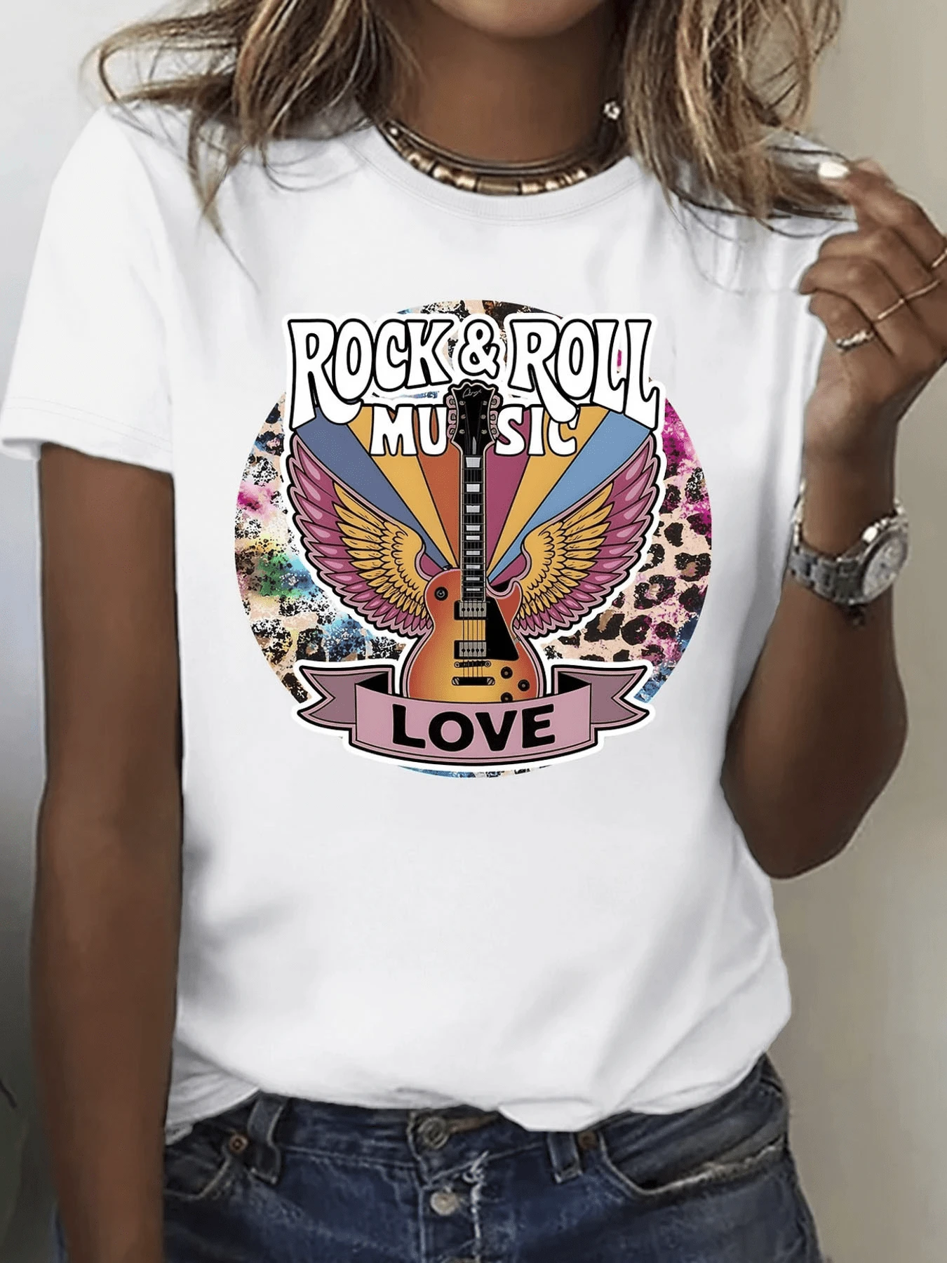 Guitarra con alas doradas simbolizando libertad pasión por la música y energía del rock acompañada de colores vivos que transmiten amor y fuerza camiseta de mujer moderna para uso casual - Blanco - Ver 1