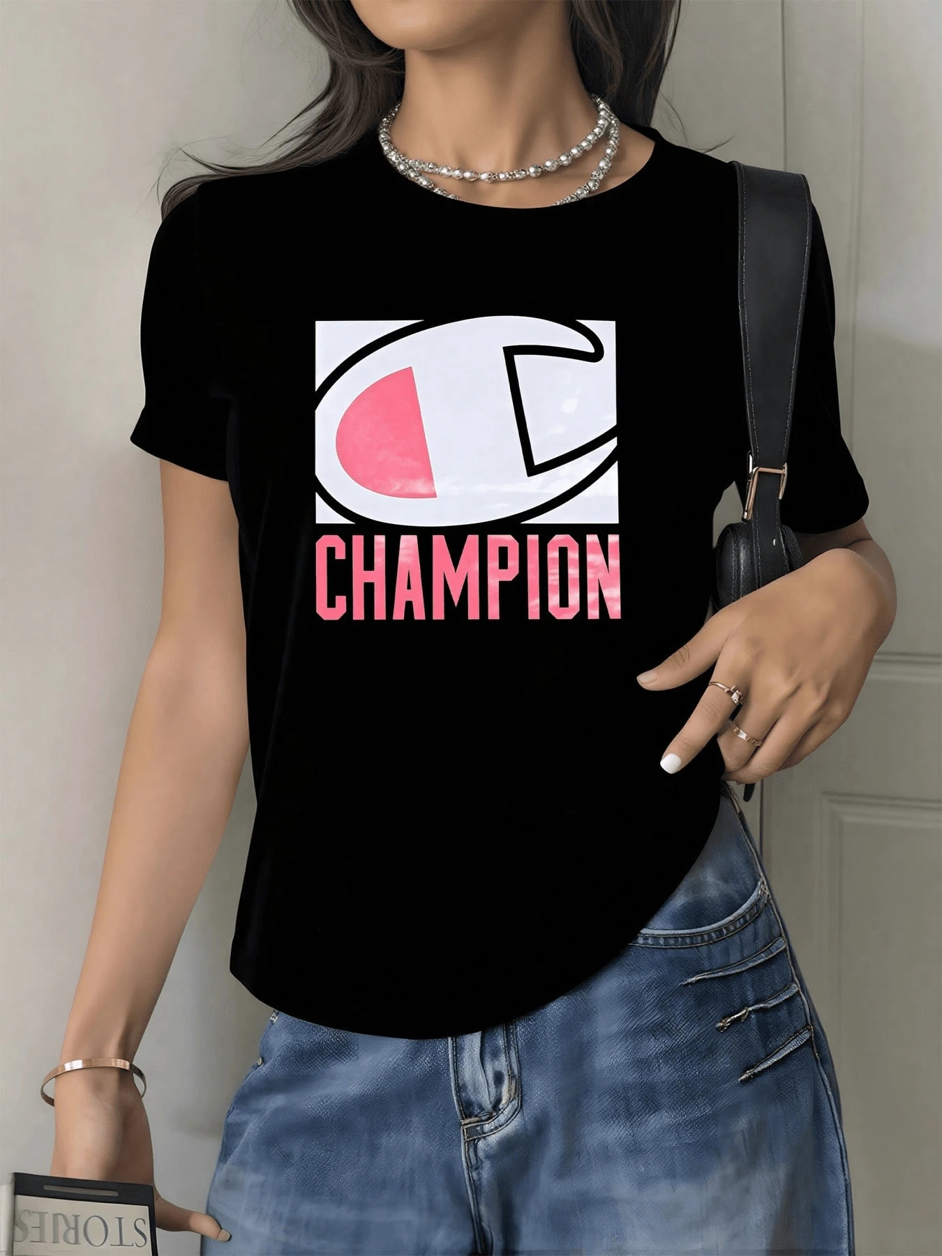 Large, Letter-Shaped Symbol Conveying Strength And Confidence, Blending Light And Pink Tones That Evoke Positive Energy And Determination In Every Detail. Modern Casual Women's T-Shirt For Everyday Wear - 黑色 - 查看 1