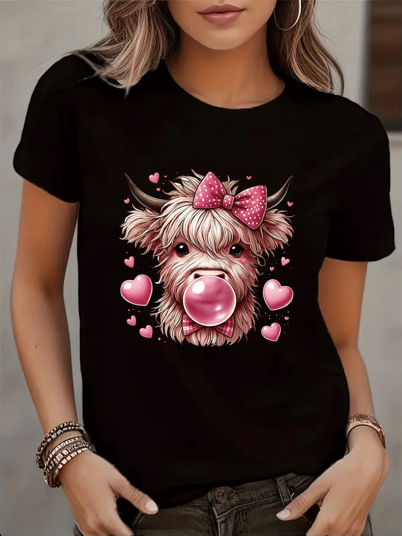 A Cute Puppy With A Pink Bow And Sparkly Bubble Surrounded By Hearts Conveys Joy, Tenderness, And A Playful Spirit That Brightens The Day. A Comfortable And Modern Casual Women's T-Shirt For Everyday Wear. - 黑色 - 查看 1
