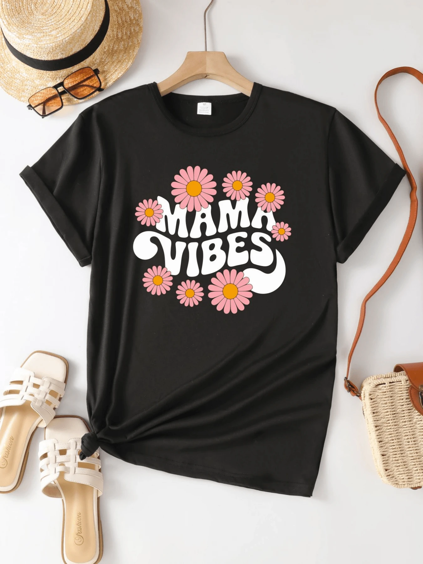 Pink Flowers Radiate Positive Energy And Convey A Joyful Message Of Maternal Love And Confidence-Perfect For Women Who Celebrate Their Free Spirit. A Modern, Casual Women's T-Shirt. - 黑色 - 查看 1